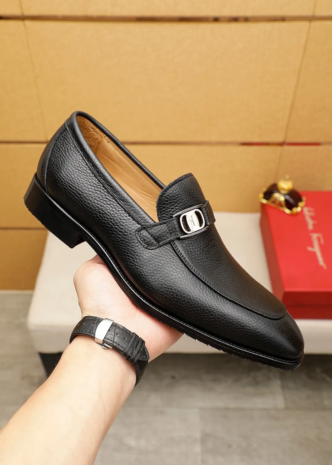 Men's shoes 💰460 💐 Product trademark: Ferragamo "Ferragamo" casual leather shoes Regular size: 38-44 (45.46🉑️customized) Product materials: Selected imported first-layer pebbled cowhide leather upper + luxury hardware buckle, imported water-dyed cowhide leather lining. Strong three-dimensional visual effect, original outsole color: 2 colors available